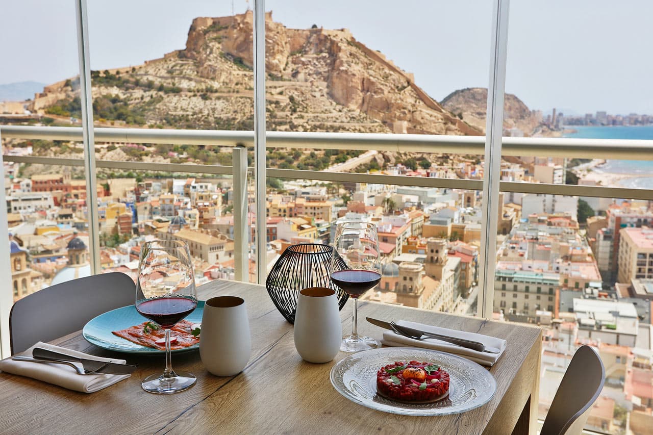 Hotellets à la carte-restaurang bjuder på en fantastisk utsikt över staden