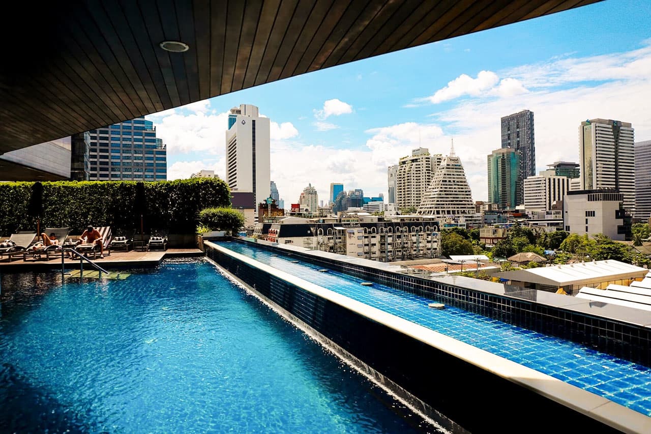 Hotellets poolområde med häftig utsikt över Bangkok