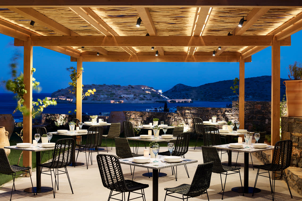 Hotellets gourmetrestaurang med grekiska specialiteter på menyn