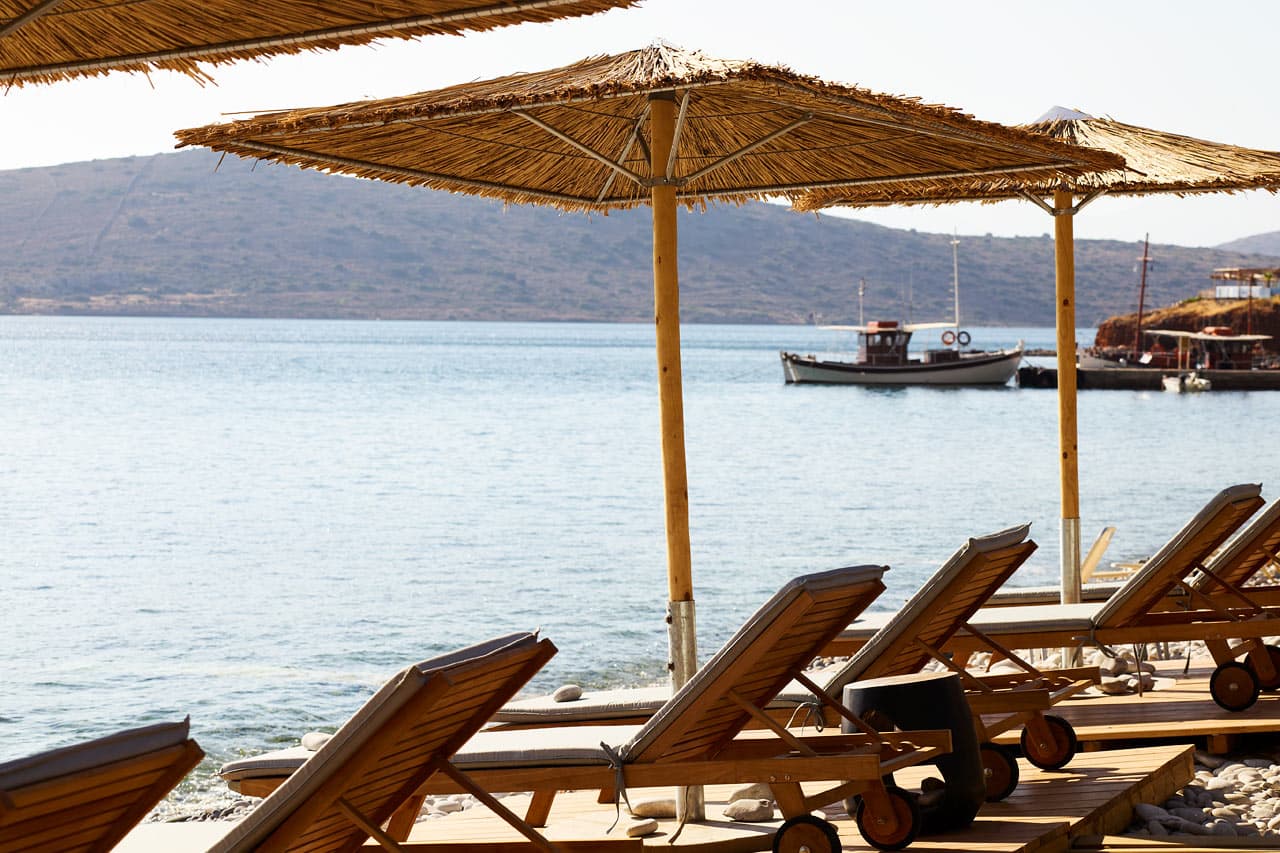 Hotellets taverna på stranden erbjuder gratis solstolar till sina gäster