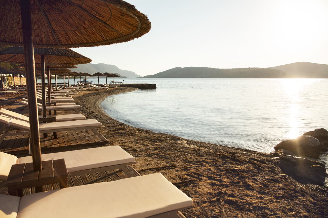 Hotellet erbjuder sina gäster gratis solstolar på stranden