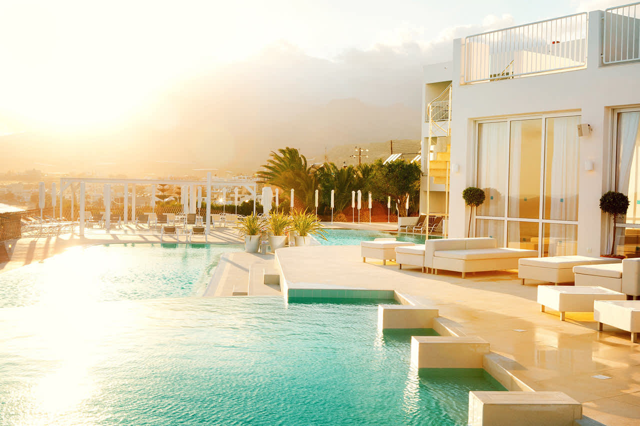 Hitta favoritplatsen vid poolen eller terrasserna ner mot havet. Det här är Beach Club-poolen.