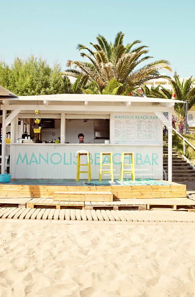 I Manolis Beach Bar hittar du kall dryck och enklare rätter för din lunch på stranden.