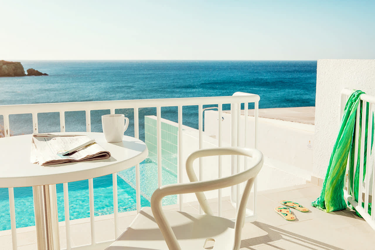2-rums Club Pool Suite, terrass med havsutsikt och access till privat, delad pool.