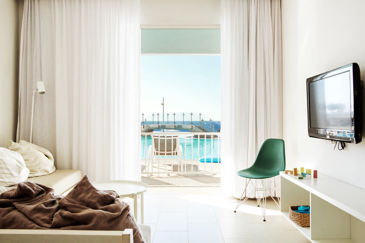 2-rums Club Suite, terrass med havsutsikt och poolaccess.