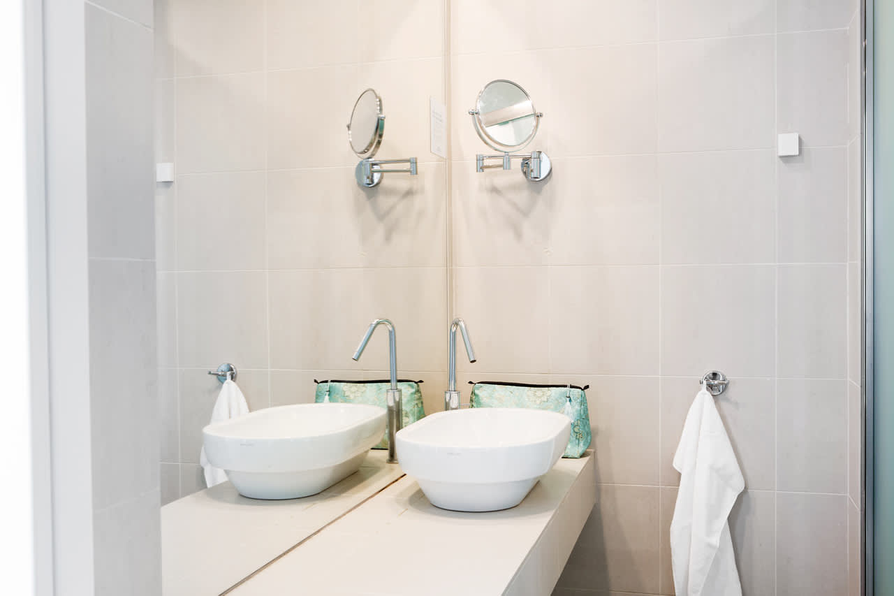 2-rums Club Pool Suite, terrass med havsutsikt och poolaccess.