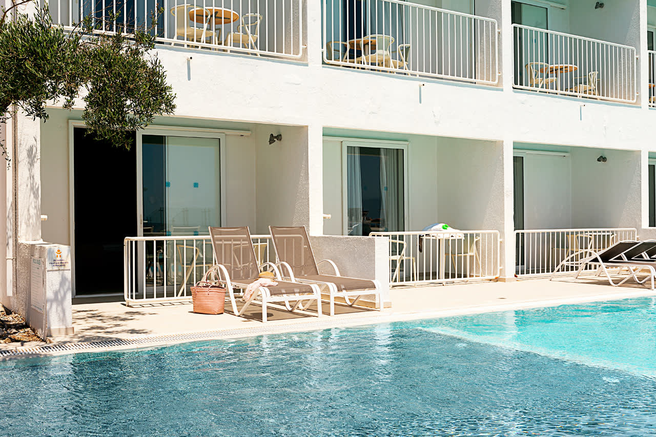 1-rums Compact Pool Suite, terrass med havsutsikt och poolaccess.