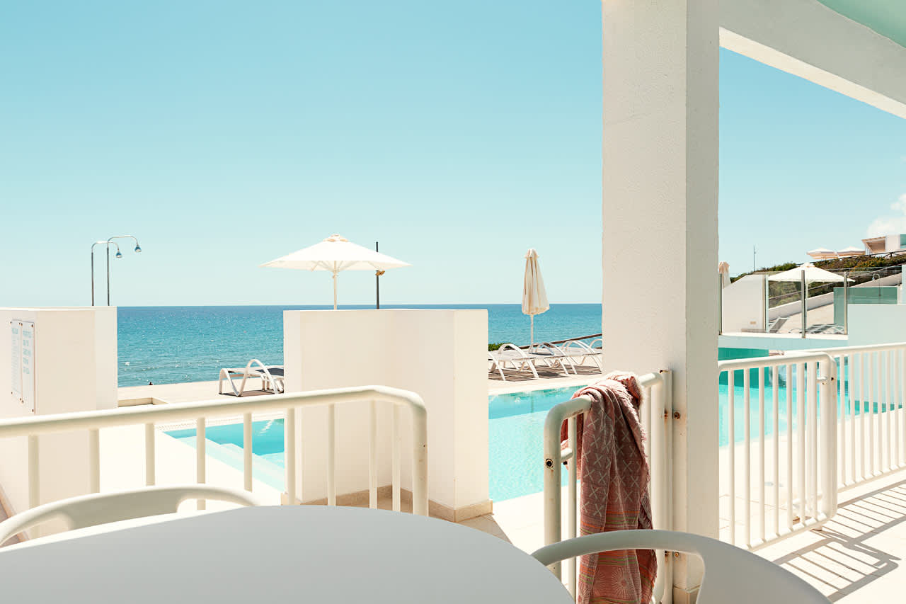 2-rums Club House Pool Suite, terrass med havsutsikt närmast havet och access till privat,delad.