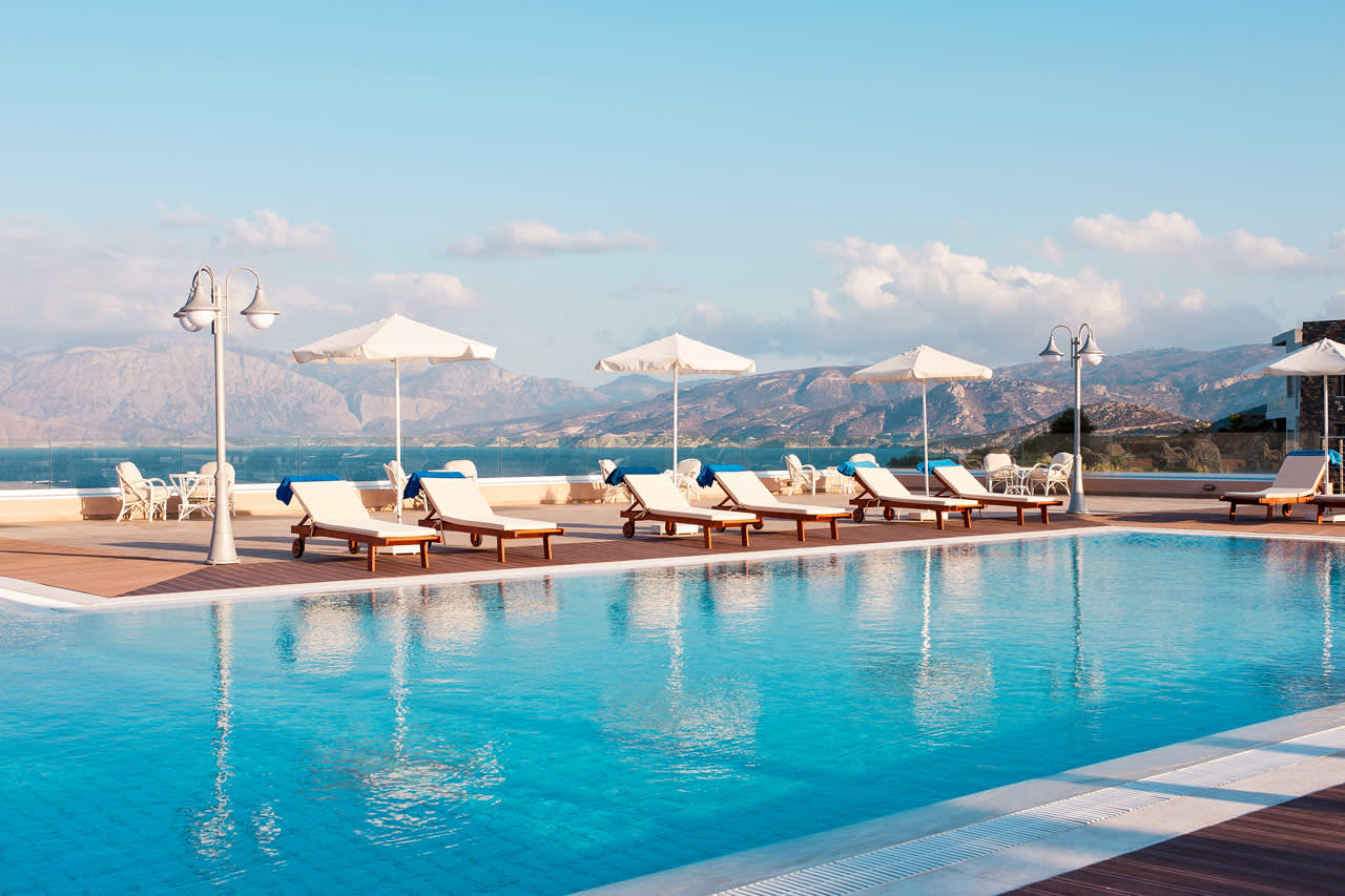 På Miramare Resort & Spa kan du välja bland flera pooler med havsutsikt