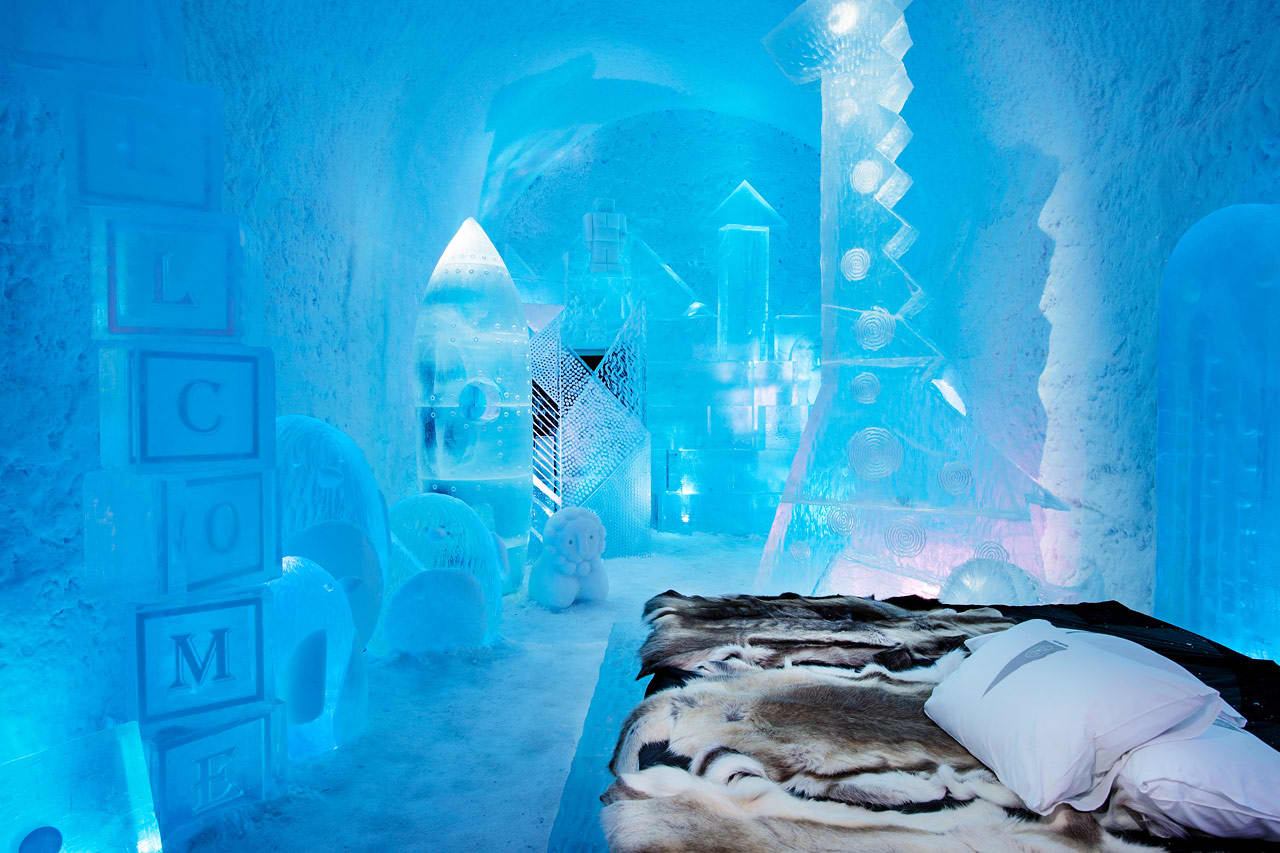Deluxesvit Toybox, Design av Wouter Biegelaar & Viktor Tsarski. Icehotel 365. Foto av Asaf Kliger