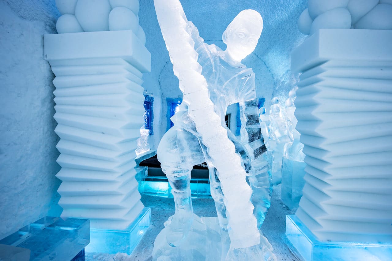 Konstsvit Hang Loose, Design av Edith Van de Wetering & Wilfred Stijger. Icehotel 365. Foto av Asaf Kliger
