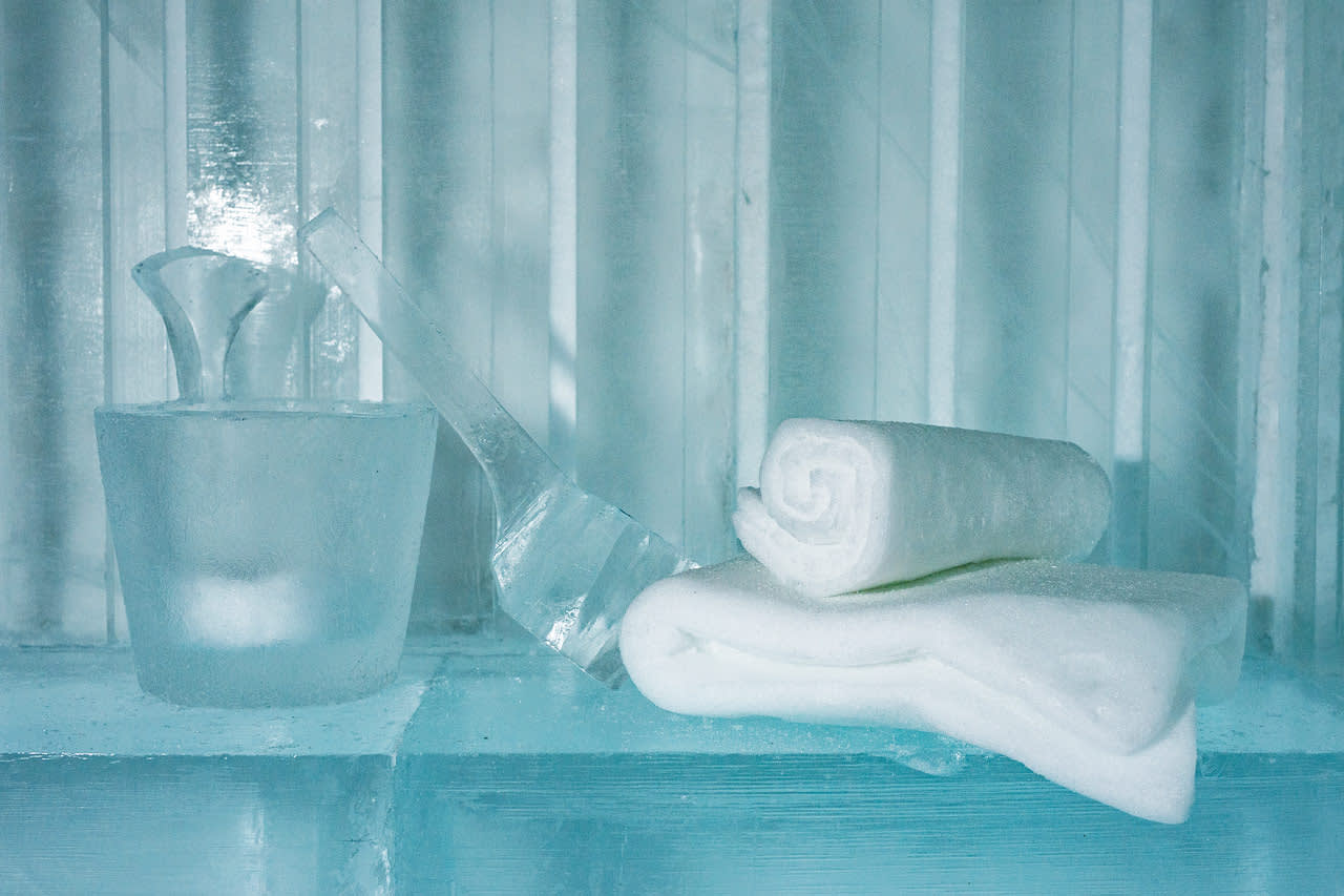 Konstsvit Sauna, Design av Luca Roncoroni. Icehotel 365. Foto av Asaf Kliger