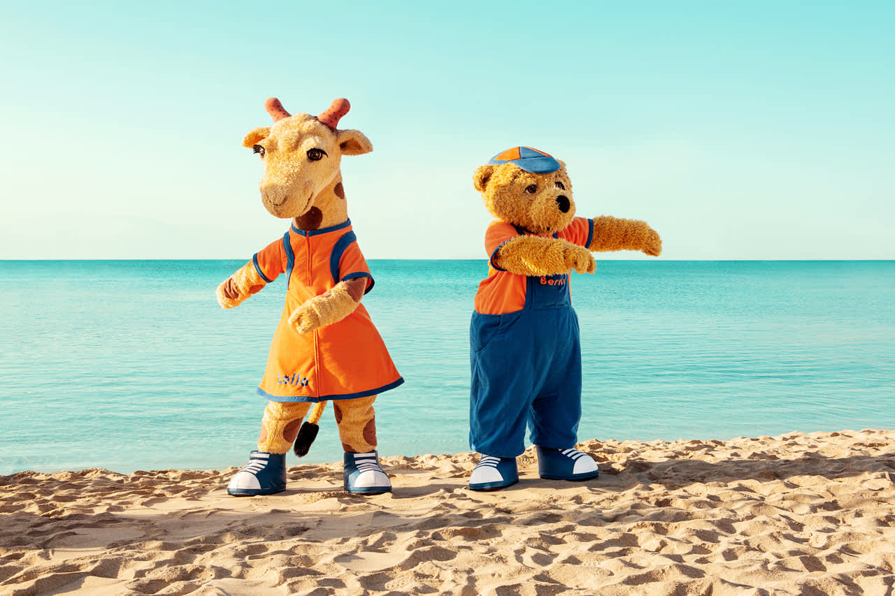 Lollo & Bernie dansar på stranden.