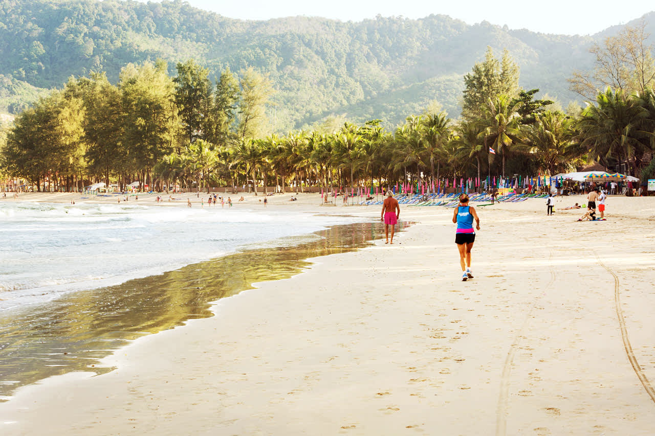 Kamala Beach sträcker sig cirka 2 kilometer lång och passar utmärkt för en daglig promenad.