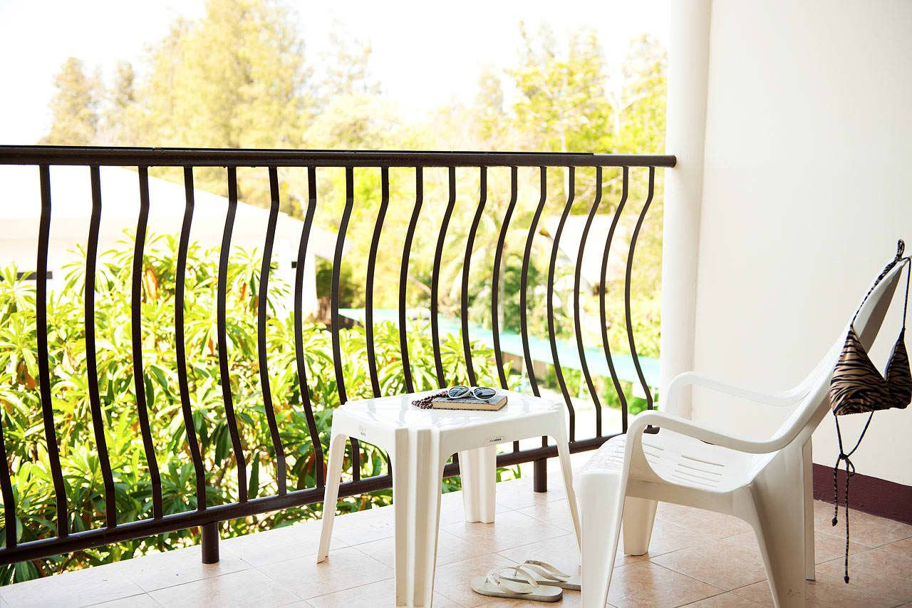 Dubbelrum med balkong mot trädgård
