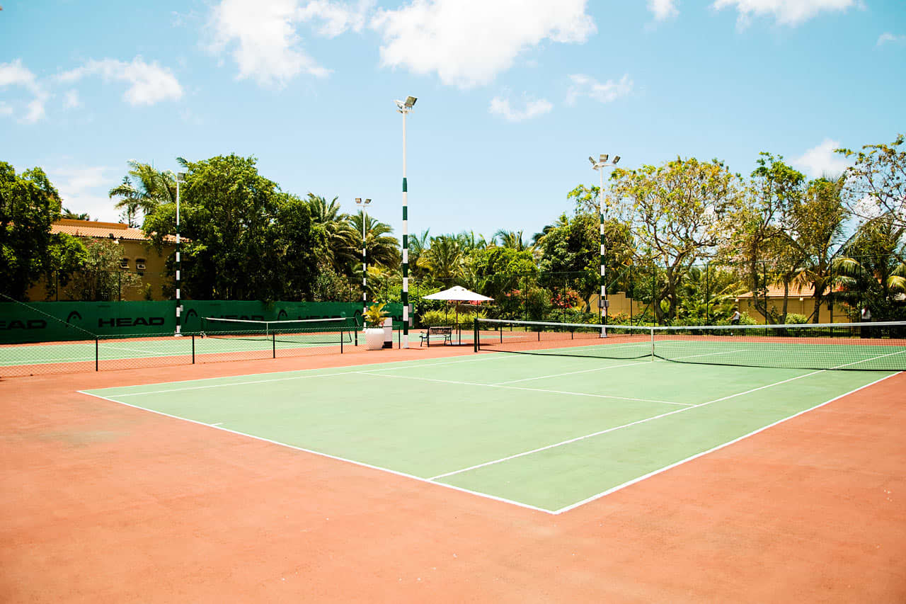 Passa på att utmana ditt resesällskap i en tennismatch