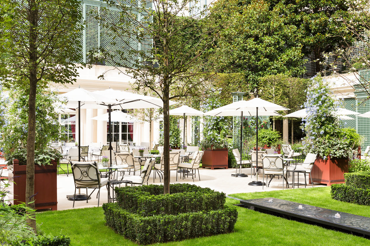 Hotellets vackra franska trädgård