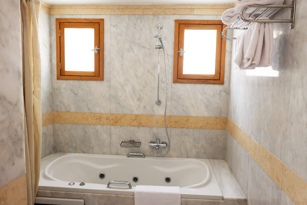 Exempel på badrum i dubbelrum superior med havsutsikt, specifikt badrum kan inte garanteras