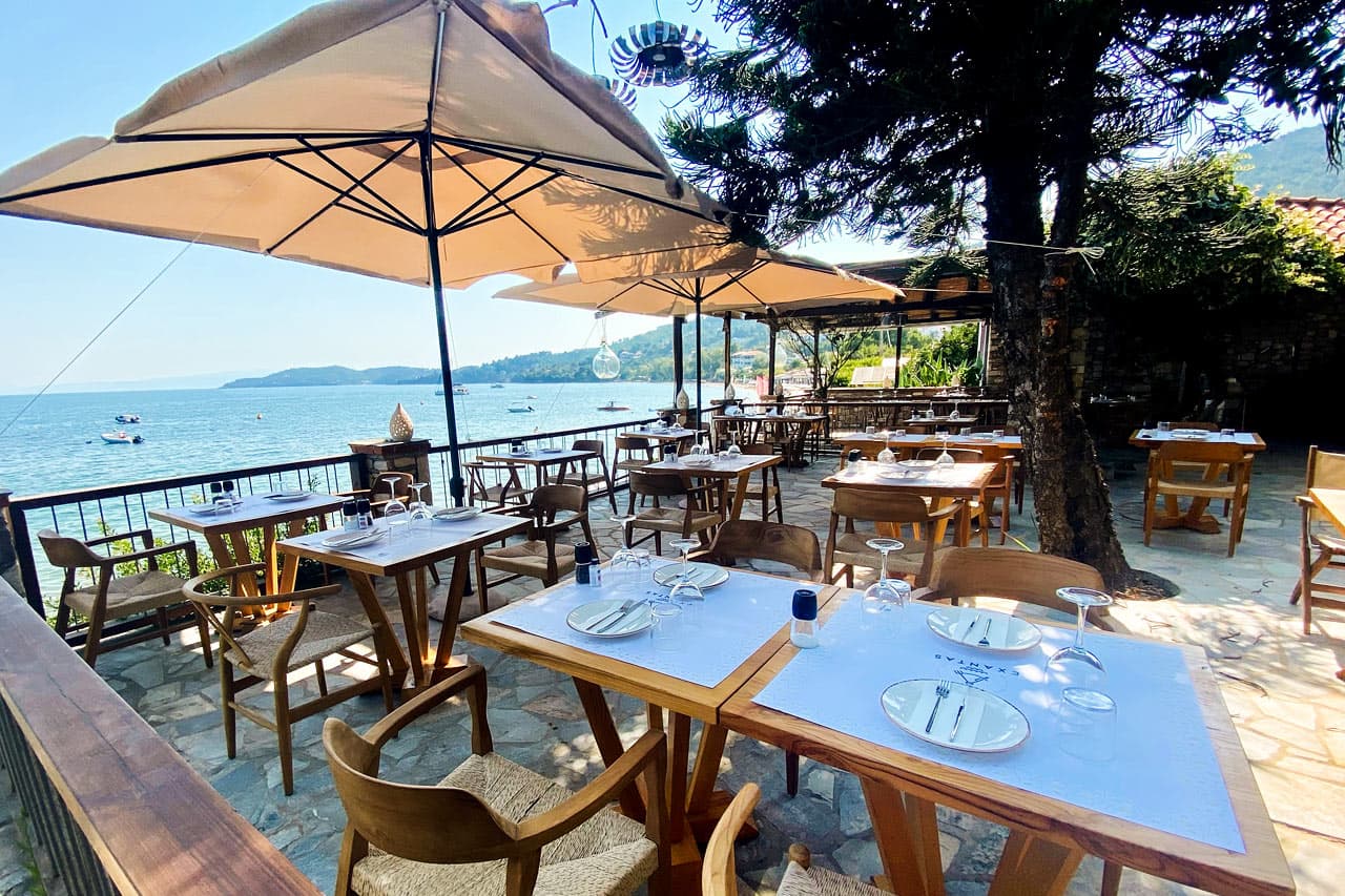 Hotellets populära à la carte-restaurang med grekiskt kök och över 100 viner på menyn