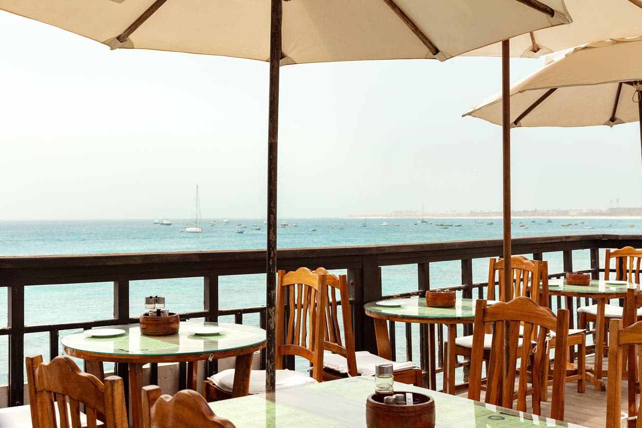Restaurangen bjuder på fin havsutsikt