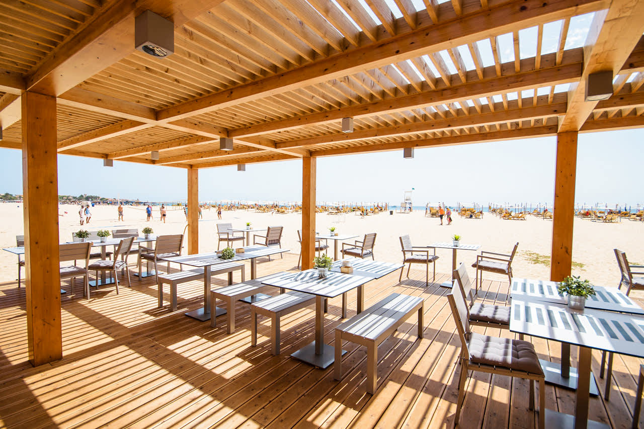 I hotellets kombinerade strandbar och à la carte-restaurang kan du äta både lunch och middag