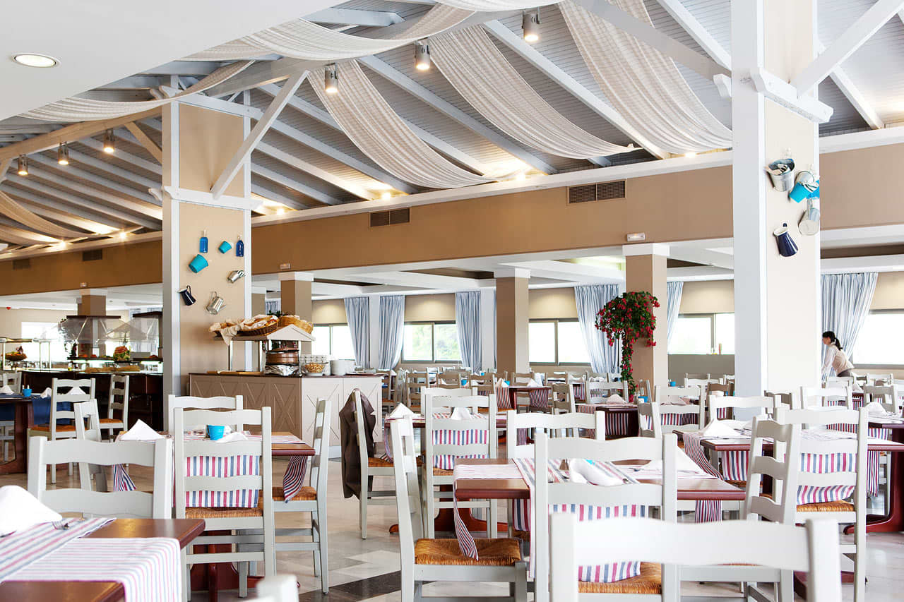 Atrium Greek Restaurant serverar grekiska specialiteter från buffé