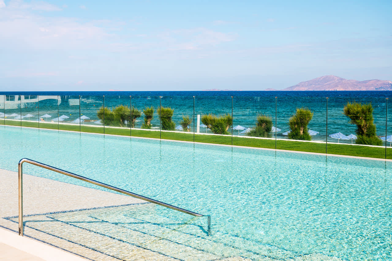 Infinitypoolen bjuder på vacker utsikt över Egeiska havet