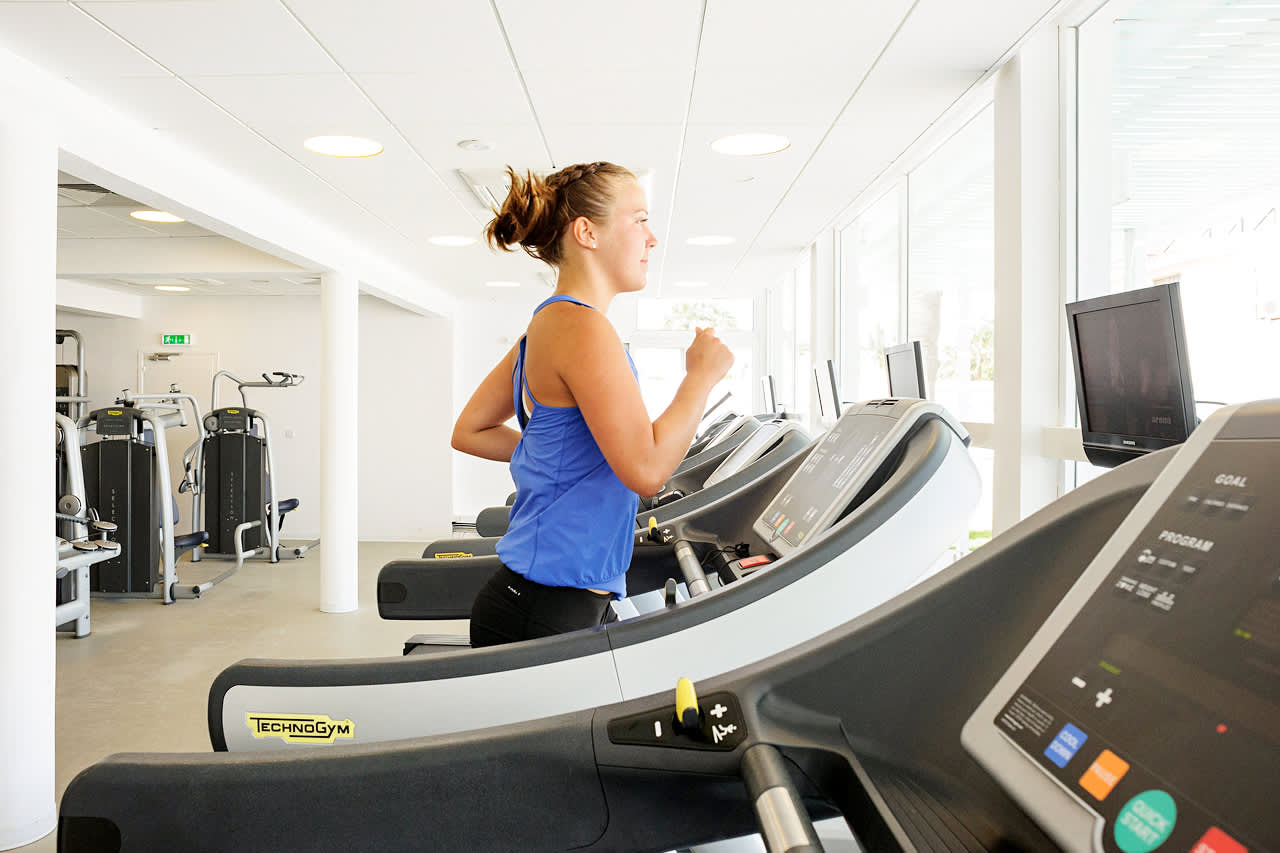 I vårt gym kan du träna både med maskiner och fria vikter.