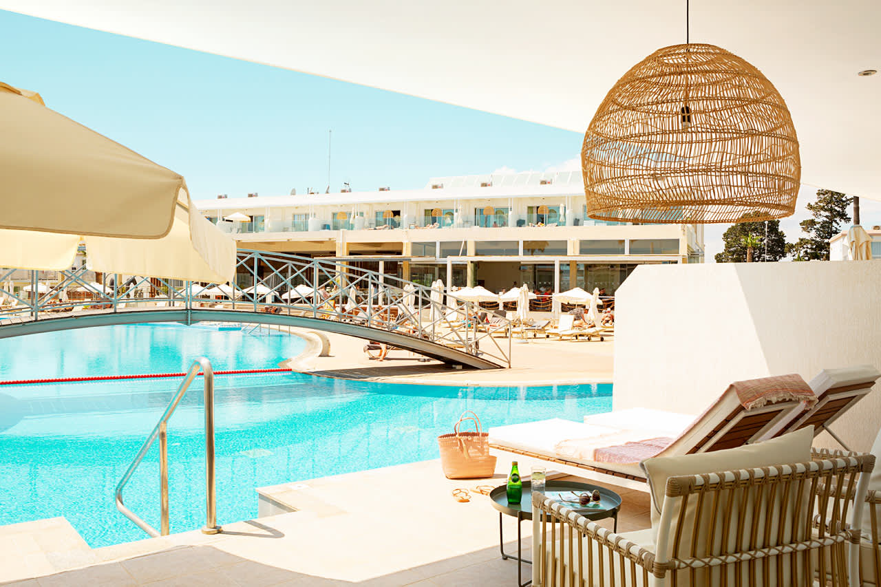 Prime Pool Suite 2 rum, terrass med direkt poolaccess till hotellets pool