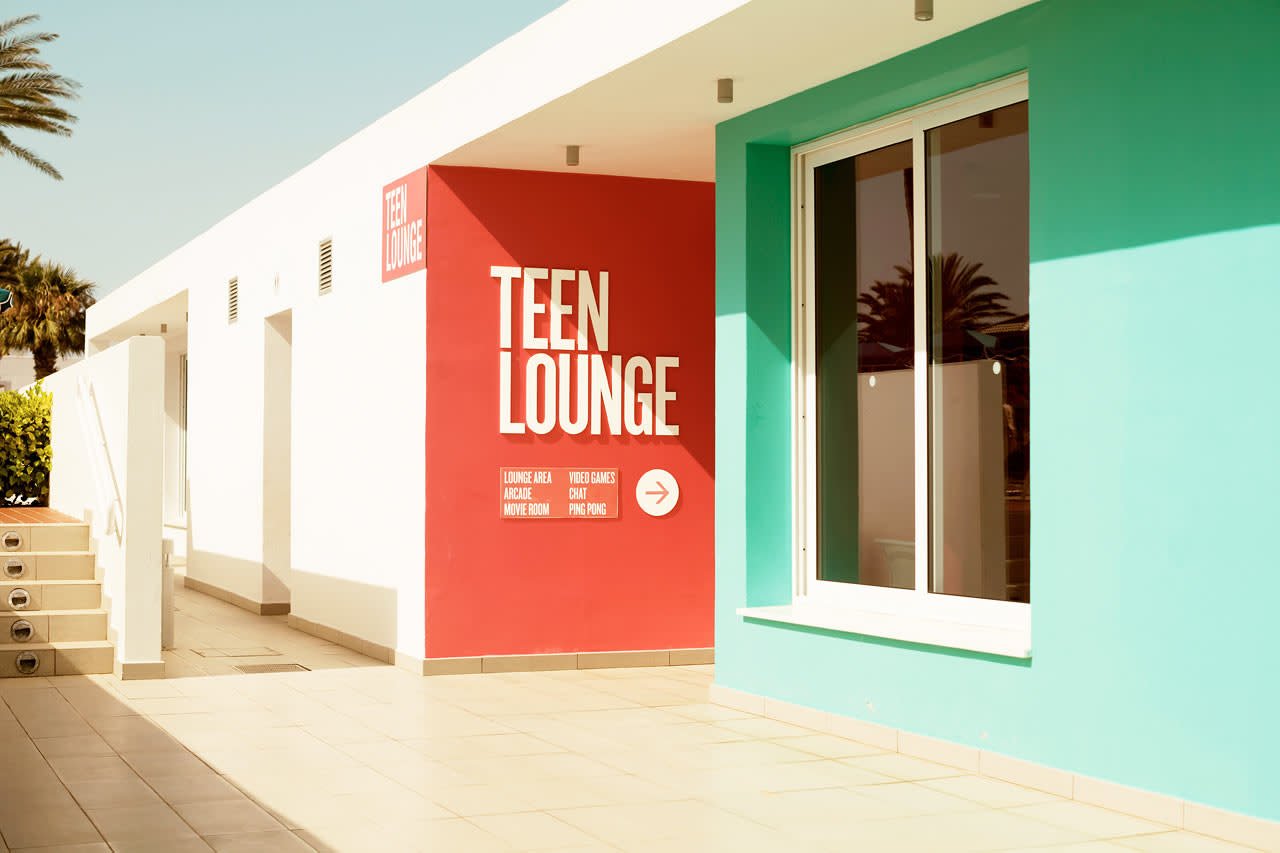 Till Teen Lounge på Sunwing Sandy Bay Beach kan alla ungdomar komma som vill ta en paus från sol, bad, föräldrar och småbarn.