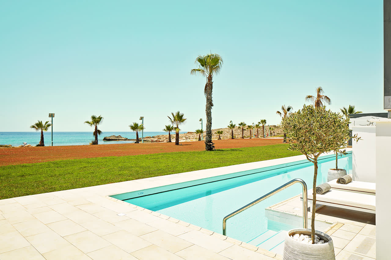 2-rums CLUB POOL SUITE, terrass mot havet med access till privat, delad pool.