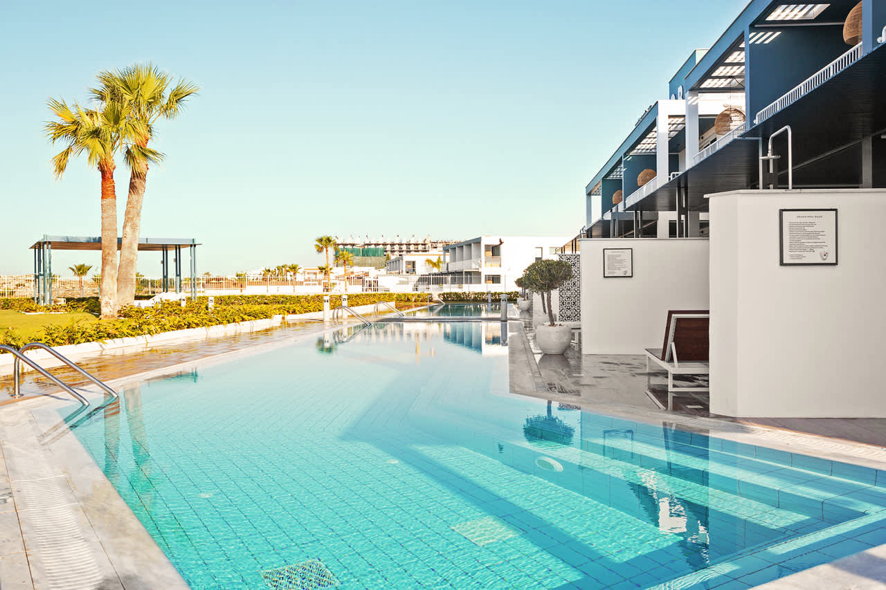 2-rums CLUB POOL SUITE, stor terrass mot havet med direkt access till privat, delad pool.