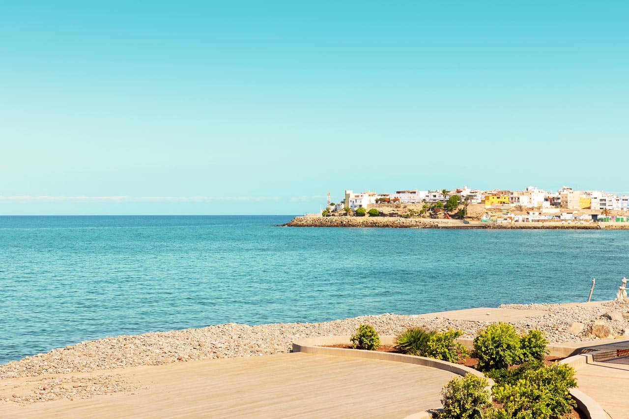 Du kan gå längs strandpromenaden till Arguineguín på cirka 15 minuter