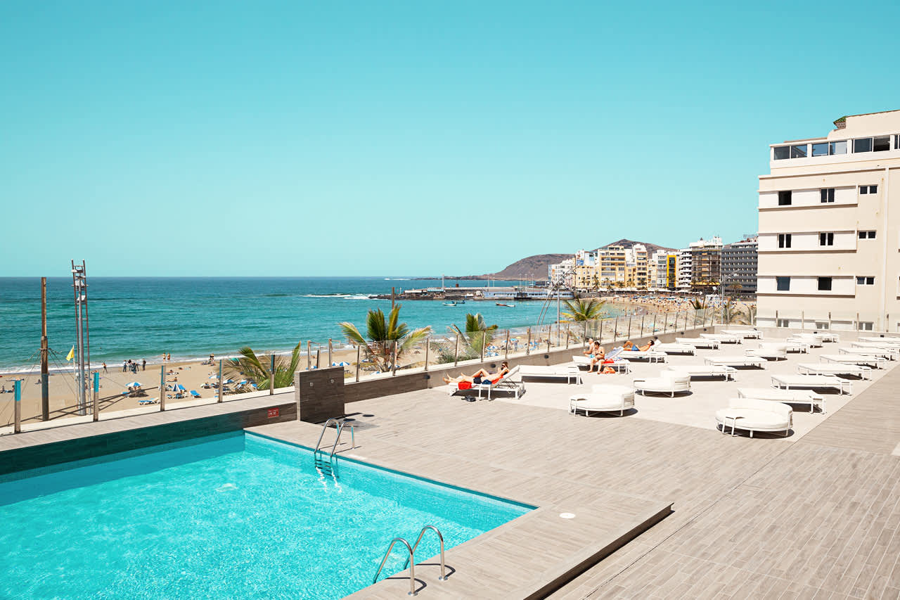 Hotellets härliga solterrass med pool och solstolar