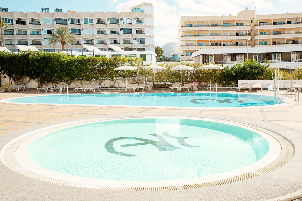 Hotellets poolområde med pool och barnpool