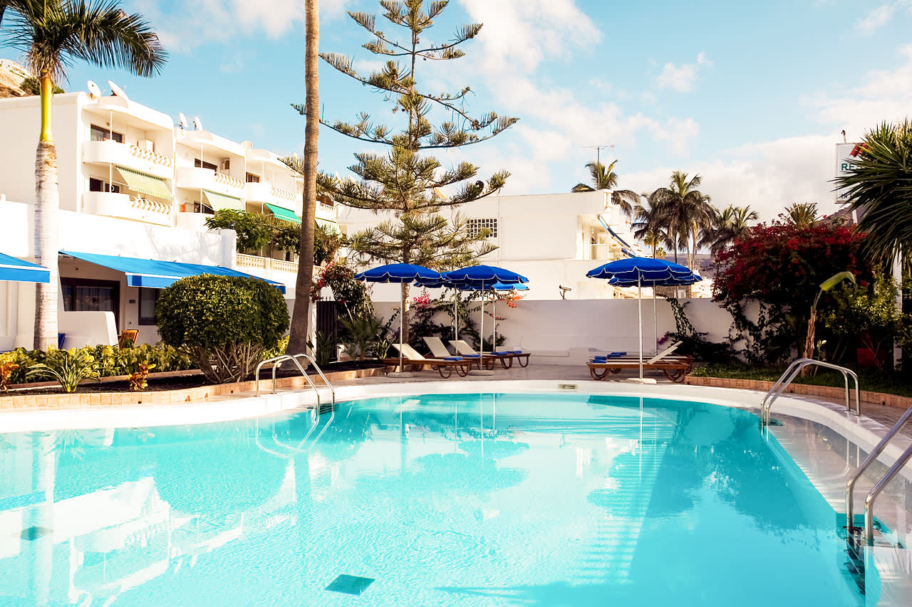 Den mindre poolen som är reserverad för gäster i lägenheter med högre standard
