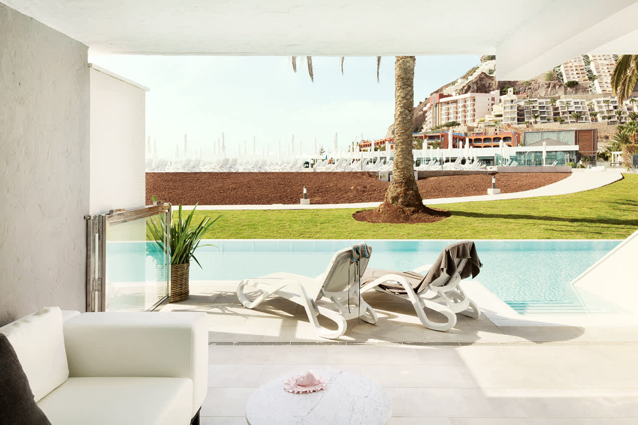 3-rums Club Pool Suite med inhägnad terrass och access till privat, delad pool.
