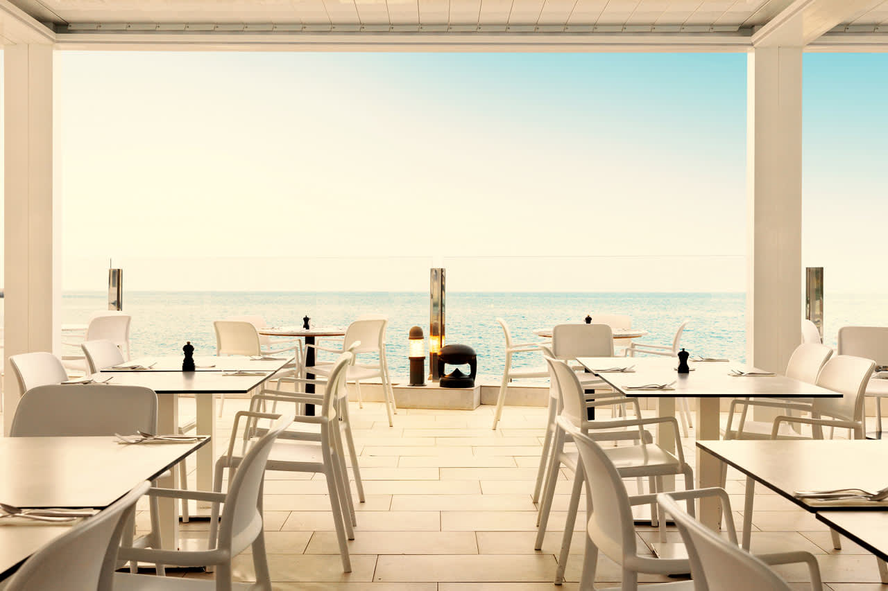 I hotellets restaurang kan du njuta av god mat och fin utsikt över havet