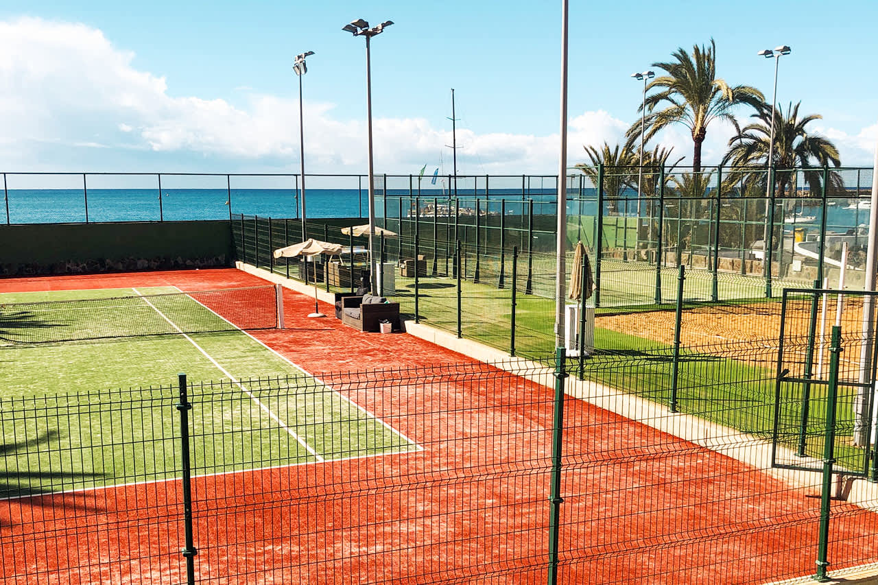 Hotellets tennis- och padelbana