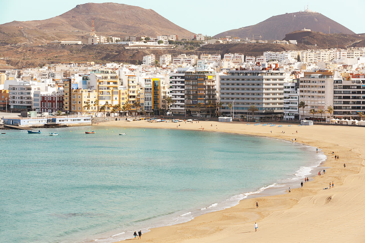 Från poolområdet har du fin utsikt över Las Palmas och stranden.