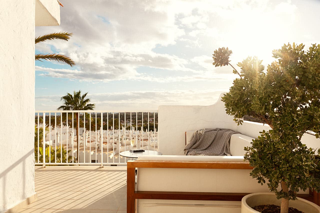Våra fina Prime Lounge Suites har en stor balkong med utemöbler och solsängar