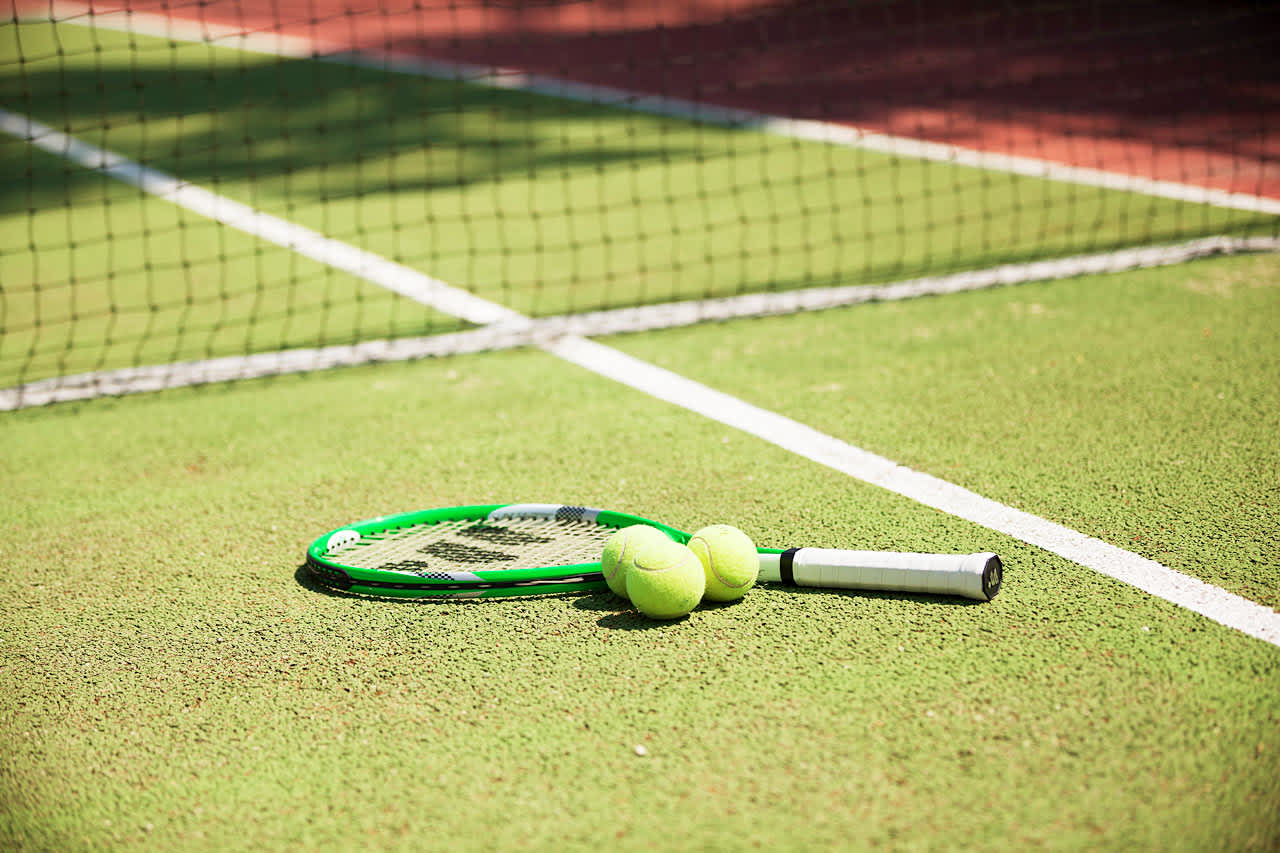 Här kan du utmana gamla och nya vänner på en tennismatch.