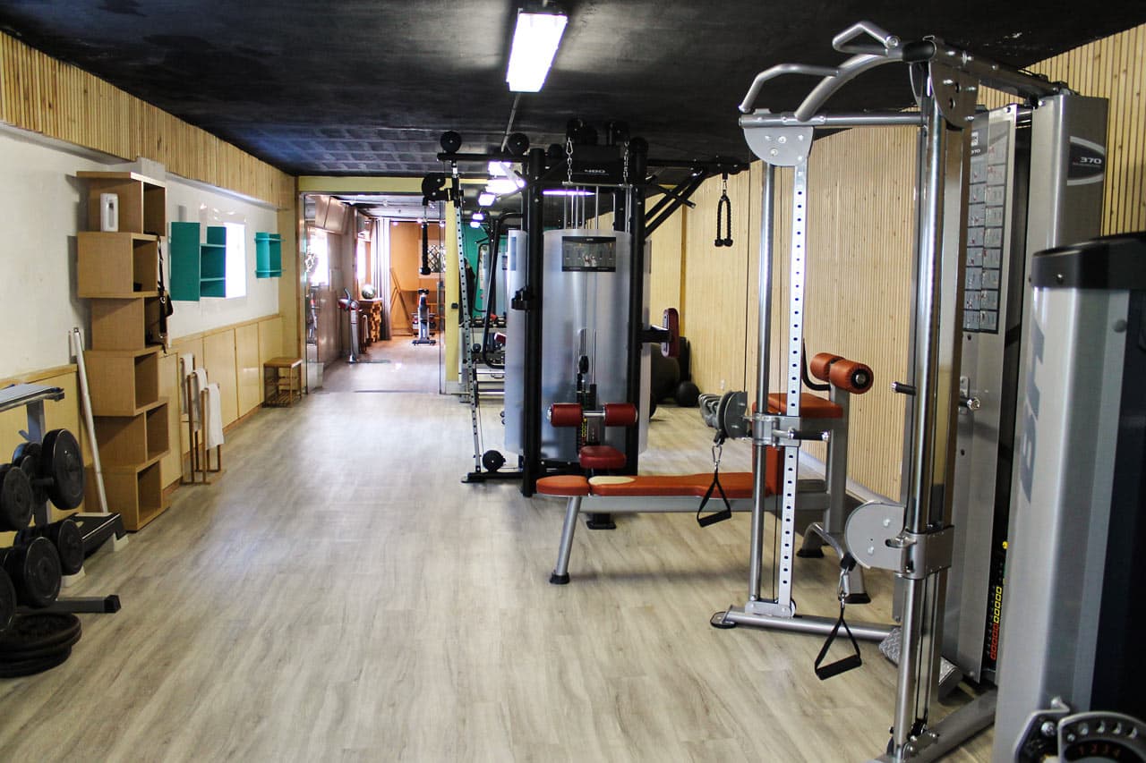 Hotellets gym har både maskiner och fria vikter