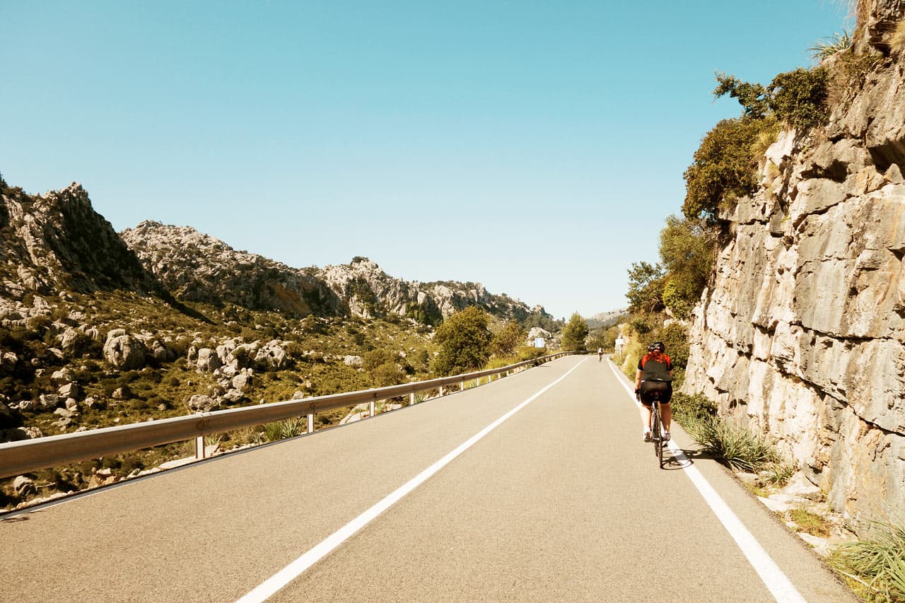 Du kan antingen hyra cykeln på Mallorca eller ta med din egen