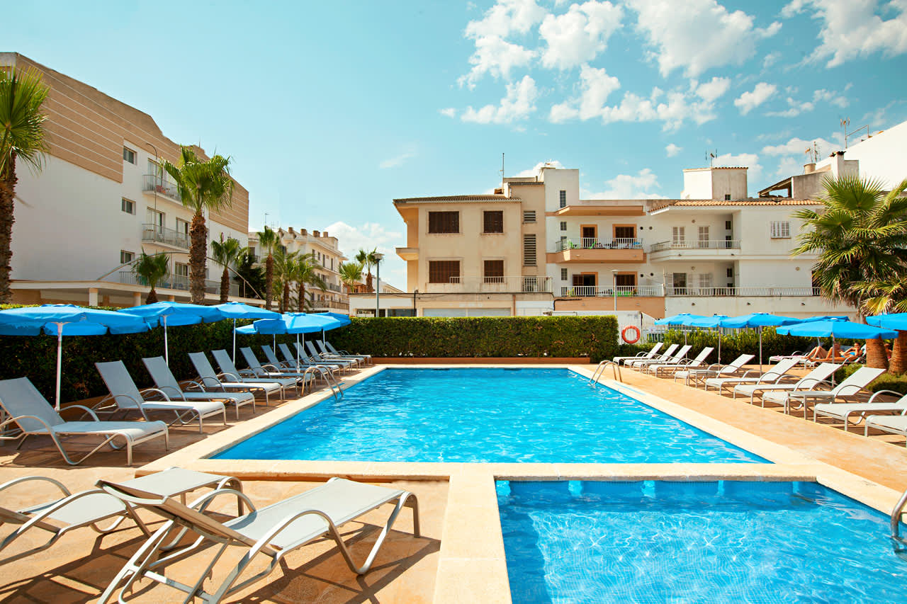 Hotellets gäster har tillgång till JS-kedjans gemensamma poolområde ca 100 m bort