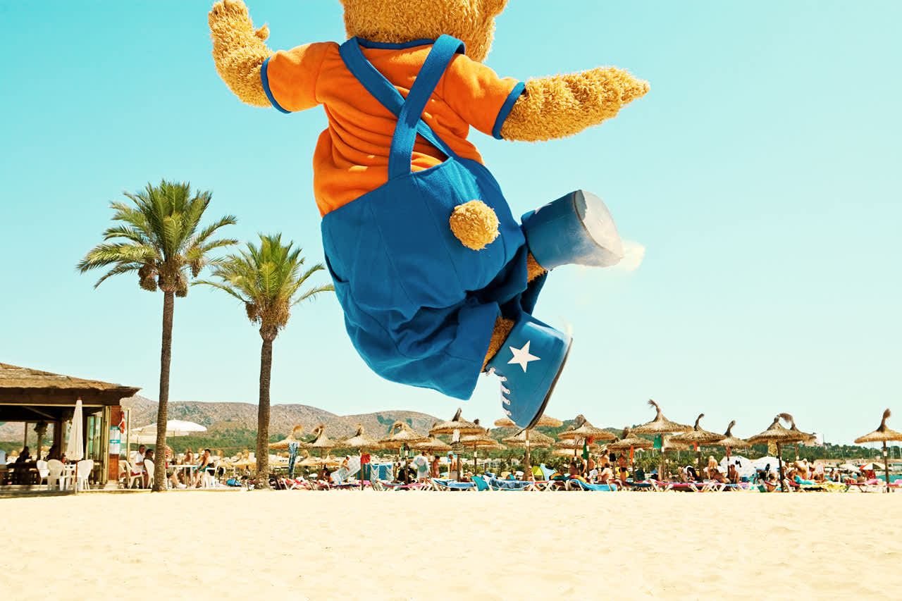 Björnen Bernie - en av Sunwing Family Resorts två populära maskotar.