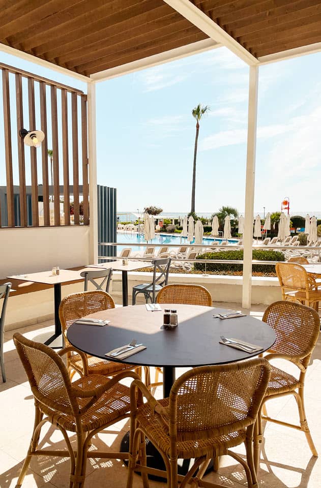 På Sunwing Cala Bona Seafront kan du njuta av god mat i stilrena miljöer.