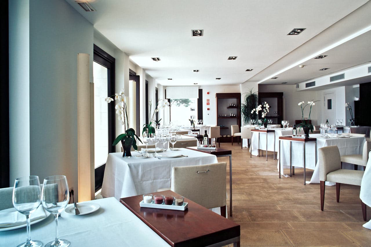 Hotellets à la carte-restaurang är öppen för frukost, lunch och middag
