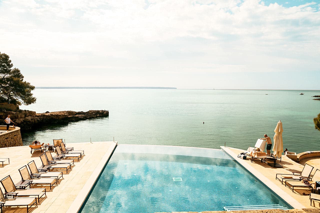 Hotellets infinitypool med utsikt mot havet