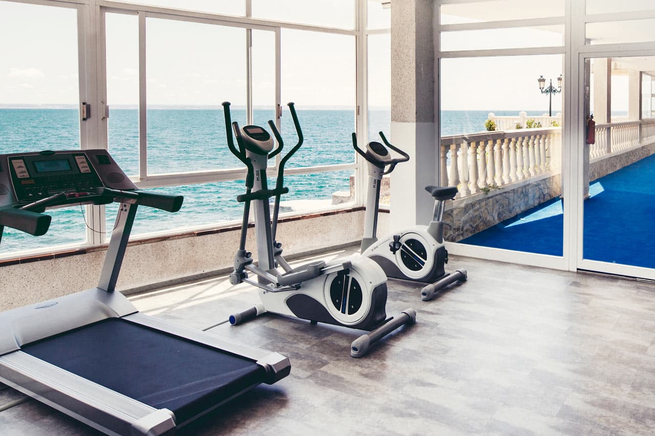 Njut av havsutsikt när du tränar i hotellets gym